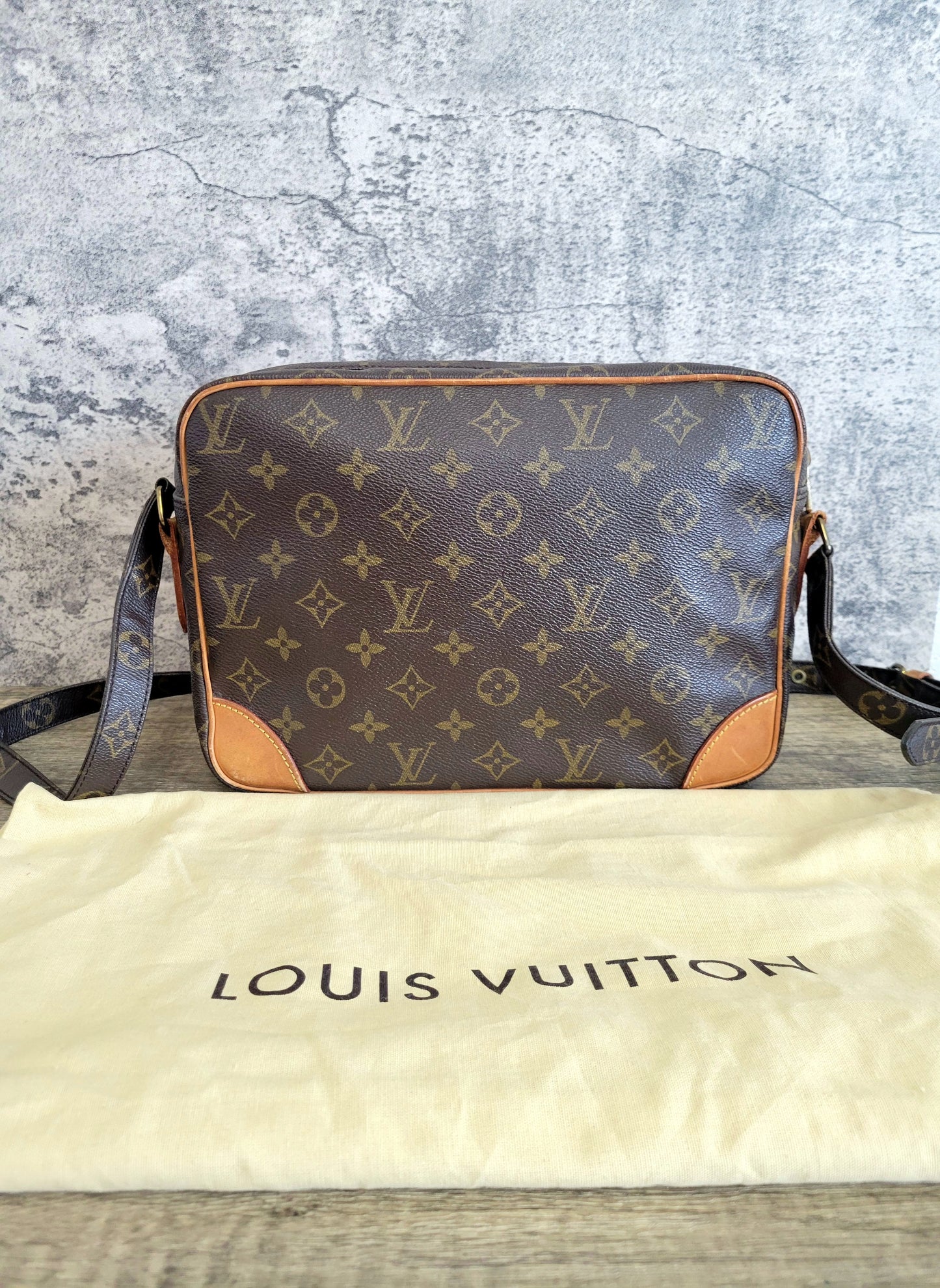 Louis Vuitton Unisex Nile Crossbody Bag
