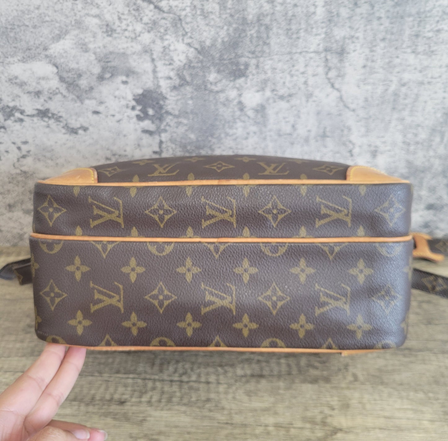 Louis Vuitton Unisex Nile Crossbody Bag