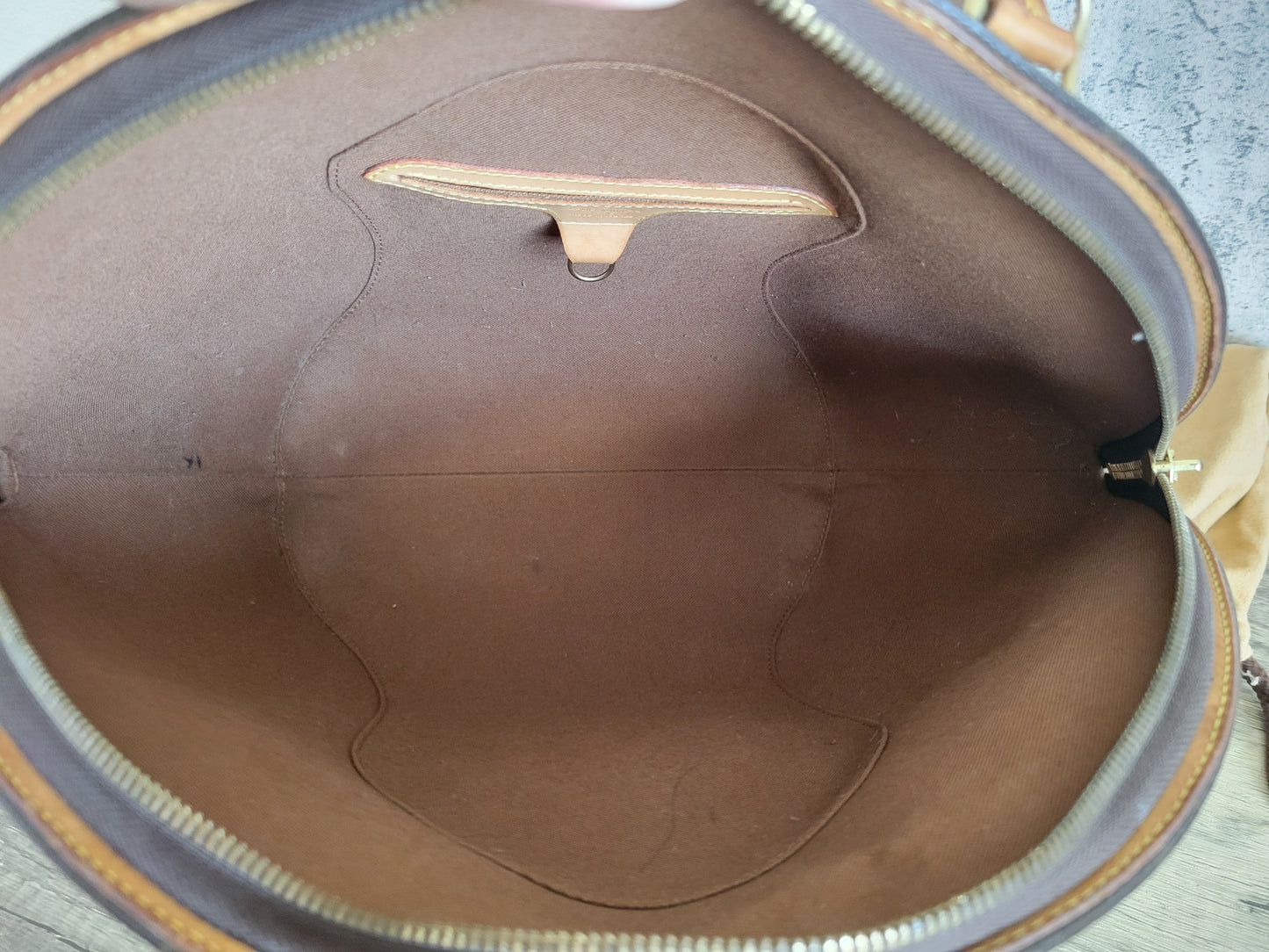Louis Vuitton Monogram Ellipse MM