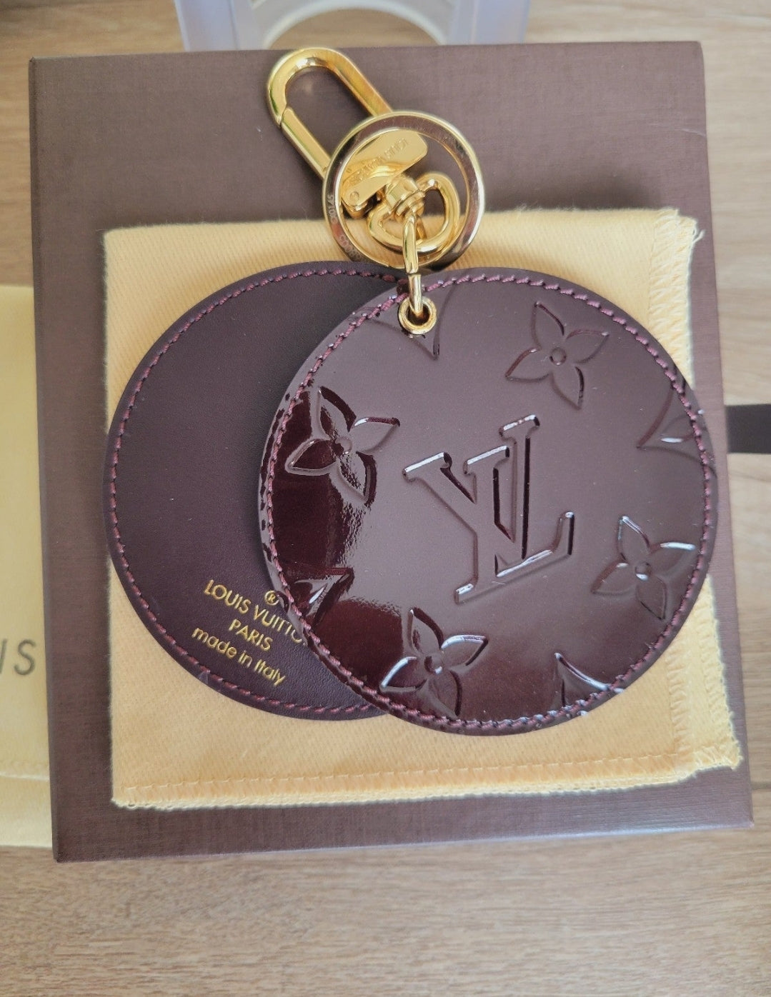 BRAND NEW Louis Vuitton Vernis Round Mirror Bag and Key Charm