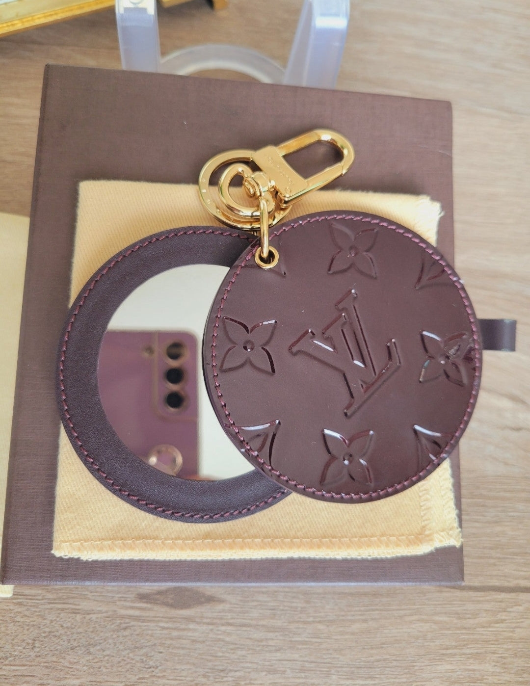 BRAND NEW Louis Vuitton Vernis Round Mirror Bag and Key Charm – The Luxe  Lion Boutique